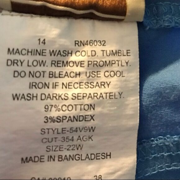 Company Collection Size 22 Blue Capris - Picture 4 of 4